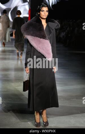 Ein Modell zeigt eine neue Schöpfung durch Ulyana Sergeenko in seiner Herbst/Winter 2014 der Haute Couture Fashion Show in Paris, Frankreich, 8. Juli 2014. Stockfoto