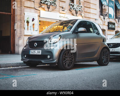 BARCELONA, SPANIEN - 2 August, 2019: 2019 Smart fortwo (dritte Generation) Brabus an der Rambla de Catalunya. Stockfoto