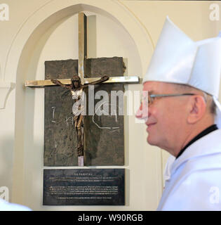 Zeliv, Tschechien. 11 Aug, 2019. Eine neue Gedenkstätte für die Priester und Mönche durch das kommunistische Regime inhaftiert wurde enthüllt während einer Messe anlässlich der Versöhnung Wallfahrt in der Klosterkirche in Zeliv gefeiert, der Tschechischen Republik, am 11. August 2019. Kloster Abt Jachym Jaroslav Simek, rechts, zusammen mit seinem deutschen Kollegen Albert Dolken, nicht gesehen, der Abt des Klosters in Hamborn, Deutschland, feierte die Masse. Credit: Libor Plihal/CTK Photo/Alamy leben Nachrichten Stockfoto