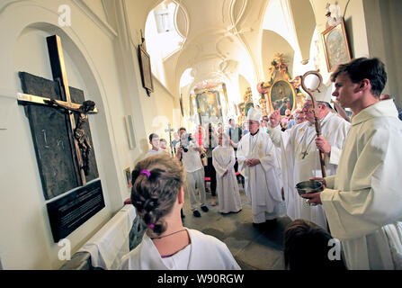 Zeliv, Tschechien. 11 Aug, 2019. Eine neue Gedenkstätte für die Priester und Mönche durch das kommunistische Regime inhaftiert wurde enthüllt während einer Messe anlässlich der Versöhnung Wallfahrt in der Klosterkirche in Zeliv gefeiert, der Tschechischen Republik, am 11. August 2019. Kloster Abt Jachym Jaroslav Simek, nicht gesehen, zusammen mit seinem deutschen Kollegen Albert Dolken, 2. von rechts, der Abt des Klosters in Hamborn, Deutschland, feierte die Masse. Credit: Libor Plihal/CTK Photo/Alamy leben Nachrichten Stockfoto