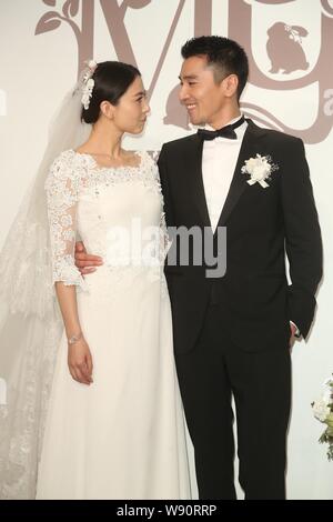 Chinesische Schauspielerin Gao Yuanyuan, Links, und ihre taiwanesischen Schauspieler Mann Mark Chao Blick in den Augen der anderen während ihrer Hochzeit Bankett in Taipei, Taiw Stockfoto