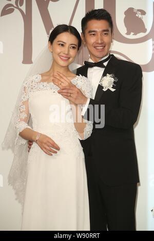 Chinesische Schauspielerin Gao Yuanyuan, Links, und ihre taiwanesischen Schauspieler Mann Mark Chao zeigen Ihre Trauringe während ihrer Hochzeit Bankett in Taipei, Taiwan, Stockfoto