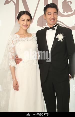 Chinesische Schauspielerin Gao Yuanyuan, Links, und ihre taiwanesischen Schauspieler Mann Mark Chao Pose während ihrer Hochzeit Bankett in Taipei, Taiwan, 28. November 2014. Stockfoto