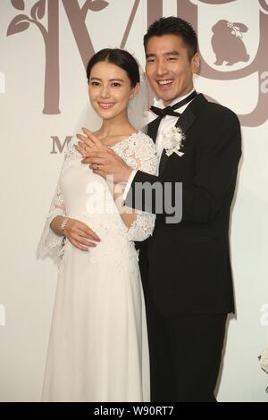 Chinesische Schauspielerin Gao Yuanyuan, Links, und ihre taiwanesischen Schauspieler Mann Mark Chao zeigen Ihre Trauringe während ihrer Hochzeit Bankett in Taipei, Taiwan, Stockfoto