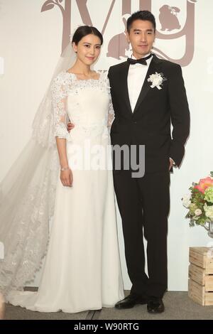Chinesische Schauspielerin Gao Yuanyuan, Links, und ihre taiwanesischen Schauspieler Mann Mark Chao Pose während ihrer Hochzeit Bankett in Taipei, Taiwan, 28. November 2014. Stockfoto