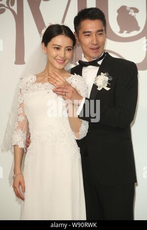 Chinesische Schauspielerin Gao Yuanyuan, Links, und ihre taiwanesischen Schauspieler Mann Mark Chao zeigen Ihre Trauringe während ihrer Hochzeit Bankett in Taipei, Taiwan, Stockfoto
