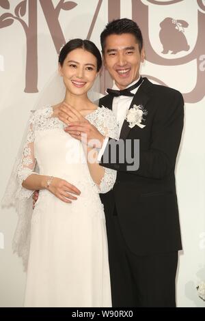 Chinesische Schauspielerin Gao Yuanyuan, Links, und ihre taiwanesischen Schauspieler Mann Mark Chao zeigen Ihre Trauringe während ihrer Hochzeit Bankett in Taipei, Taiwan, Stockfoto