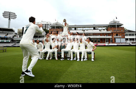 Warum nicht in Australien Labuschagne (oben) mit einem rugby ball während der Dreharbeiten ein Video für die Australien Rugby Team während eines Netze Sitzung auf Lord's, London. Stockfoto