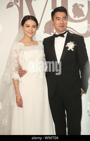 Chinesische Schauspielerin Gao Yuanyuan, Links, und ihre taiwanesischen Schauspieler Mann Mark Chao Pose während ihrer Hochzeit Bankett in Taipei, Taiwan, 28. November 2014. Stockfoto