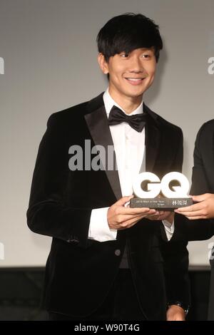 Singaporean Sänger JJ Lin stellt während der "GQ Männer des Jahres Awards" in Taipei, Taiwan, 24. November 2014. Stockfoto