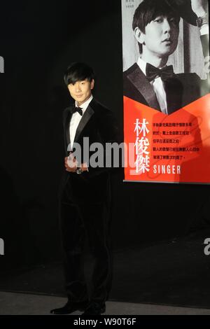 Singaporean Sänger JJ Lin stellt während der "GQ Männer des Jahres Awards" in Taipei, Taiwan, 24. November 2014. Stockfoto