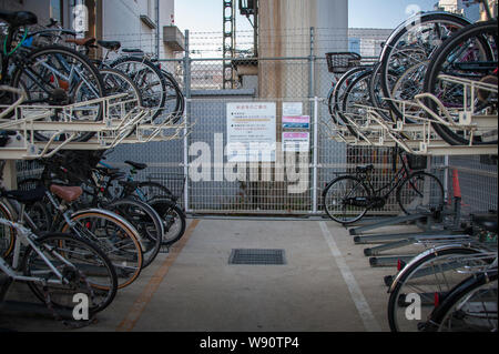 Kyoto, Japan - April 2019: Fahrrad parken in Kyoto City Center. Stockfoto