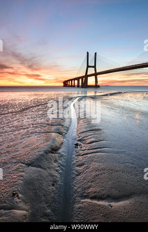 Vasco-da-Gama-Brücke Landschaft bei Sonnenaufgang. Eine der längsten Brücken der Welt. Lissabon ist ein tolles Reiseziel, weil sein Licht, seine Mo Stockfoto