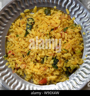 Poha ist ein traditionelles indisches Frühstück Gericht mit abgeflachten Reis, Zwiebeln, Kartoffeln usw. Es ist auch als Snack gegessen und ist sehr beliebt in Süd- und Stockfoto