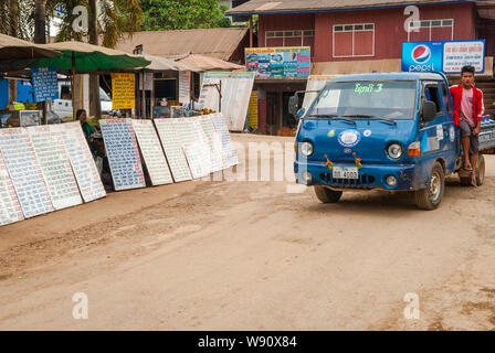 Vang Vieng, Laos - Feb 2016: Essen Stände, die Sandwiches in Vang Vieng, Laos Stockfoto