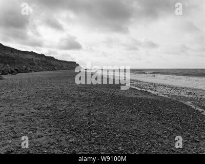 Dunkle Wolken beginnen über Happisburgh Strand zu sammeln Stockfoto