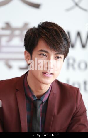 Bruneian Schauspieler Wu Chun stellt während einer Zeremonie für das internationale Image Botschafter der Royal Brunei Airlines in Shanghai, China, 21. Stockfoto