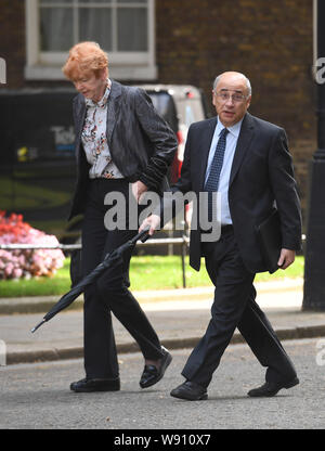 Dame Vera Baird und Lord Justice Sir Brian Leveson in Downing Street, London, vor ein Rundtischgespräch über die Kriminalität von Premierminister Boris Johnson, die, wie die Strafjustiz zu verbessern und um die schwersten und violett Straftätern umgehen wird bewirtet. Stockfoto