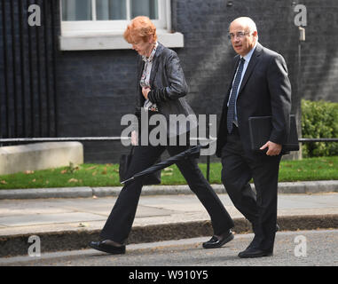 Dame Vera Baird und Lord Justice Sir Brian Leveson in Downing Street, London, vor ein Rundtischgespräch über die Kriminalität von Premierminister Boris Johnson, die, wie die Strafjustiz zu verbessern und um die schwersten und violett Straftätern umgehen wird bewirtet. Stockfoto