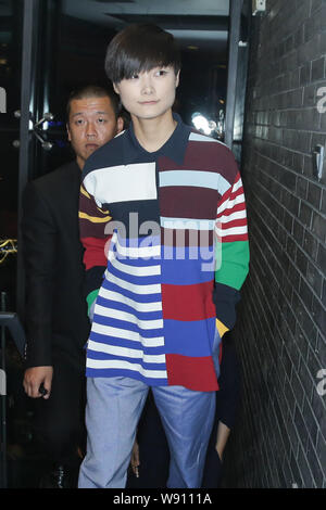 Chinesische Sänger Li Yuchun, Front, wird dargestellt, wie Sie für die Welt von Stella McCartney Fashion Event kommt die 2015 Pre-Spring Sammlungen zu lösen Stockfoto