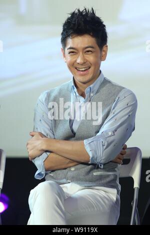 Taiwanesische Sänger und Schauspieler Jimmy Lin lacht während einer Premiere für seine Micro Film, entdecken Sie die Liebe aus dem Herzen, in Peking, China, 10. Juli 2014. Stockfoto