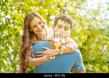 Frau und Mann auf einer Wiese in romantischer Stimmung Stockfoto