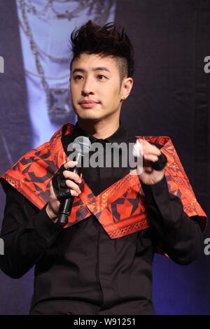 Taiwanesische Sängerin Wilber Pan besucht eine Pressekonferenz für sein neues Album, Krone & Clown, in Taipei, Taiwan, 10. Juni 2014. Stockfoto