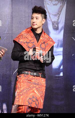 Taiwanesische Sängerin Wilber Pan besucht eine Pressekonferenz für sein neues Album, Krone & Clown, in Taipei, Taiwan, 10. Juni 2014. Stockfoto