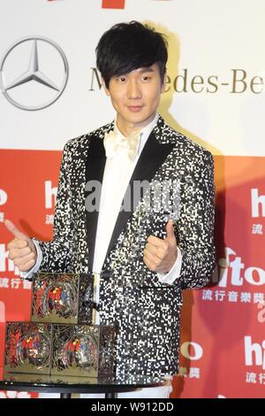 Singaporean Sänger JJ Lin gibt Daumen hoch während der 2014 Hito Musik Preisverleihung in Taipei, Taiwan, 1. Juni 2014. Stockfoto