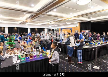 (190812) - Canberra, 12.08.2019 (Xinhua) - Leute sehen LEGO arbeitet bei der Backstein Expo in Canberra, der Hauptstadt Australiens, Nov. 11, 2019. Statt in der Griechischen Club von Canberra, die zweitägige Expo präsentieren LEGO Werke zog viele Besucher an. (Foto von Liu Changchang/Xinhua) Stockfoto