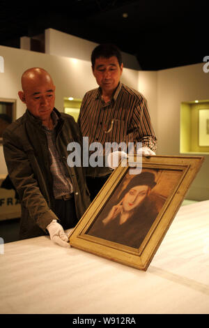 Chinesische Mitarbeiter die Malerei, Frau in schwarzen Hut, von französischen Maler Paul-Albert Besnard, an der Beijing World Art Museum in China Mi Stockfoto