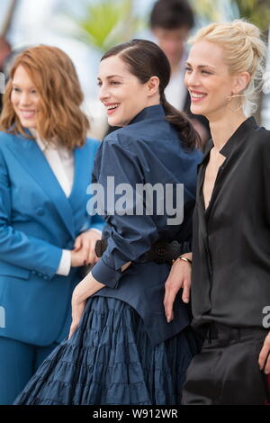 (Von links) der französischen Schauspielerinnen Lea Seydoux und Amira Casar, Modell Aymeline Valade Pose auf ein Foto Anruf für Ihren Film, Saint Laurent, während der 67. C Stockfoto