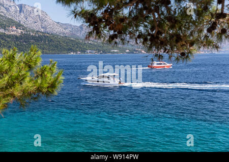 Boote Segel in der Nähe der Altstadt von Korcula, Halbinsel Peljecac im Hintergrund Stockfoto