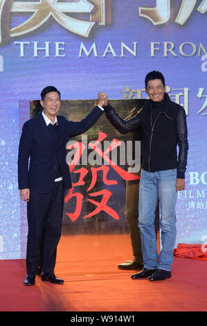 Hong Kong Schauspieler Nick Cheung, Links, und Chow Yun-fat, stellen während einer Pressekonferenz für ihren Film "von Vegas nach Macau 2' in Peking, China, 27. Nov. Stockfoto