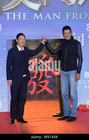 Hong Kong Schauspieler Nick Cheung, Links, und Chow Yun-fat, stellen während einer Pressekonferenz für ihren Film "von Vegas nach Macau 2' in Peking, China, 27. Nov. Stockfoto