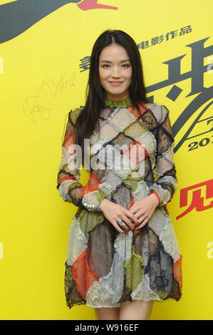 Taiwanesische Model und Schauspielerin Shu Qi stellt nach der Ankunft in einer Pressekonferenz für ihren neuen Film, mit den Kugeln, in Peking, China, 1. September Stockfoto