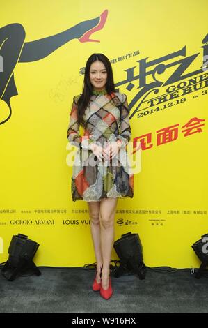 Taiwanesische Model und Schauspielerin Shu Qi stellt nach der Ankunft in einer Pressekonferenz für ihren neuen Film, mit den Kugeln, in Peking, China, 1. September Stockfoto