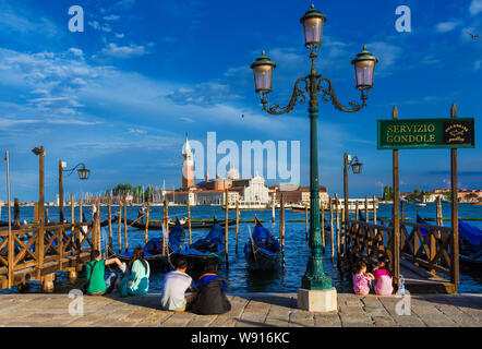 Sehenswürdigkeiten in Venedig. Touristen sitzen auf Wasser bewundern Sie die berühmten St George Island und der Lagune von Venedig Stockfoto