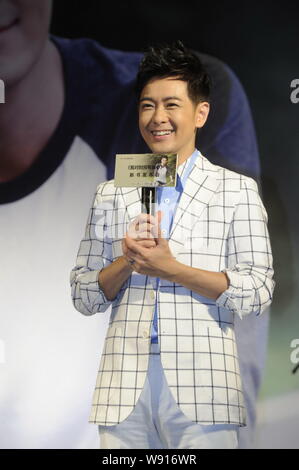 Taiwanesische Sänger und Schauspieler Jimmy Lin lächelt während einer Pressekonferenz für seine Autobiographie in Peking, China, 27. Juni 2014. Stockfoto