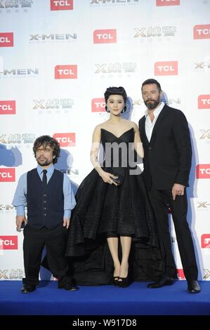 (Von links) amerikanischer Schauspieler Peter Dinklage, chinesische Schauspielerin Fan Bingbing und australischen Schauspieler Hugh Jackman Pose während einer Premiere für ihren neuen Film, Stockfoto