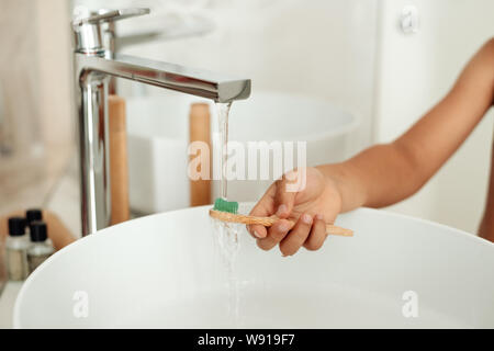 Das Kind Bürsten der Zähne mit einem Bambus Zahnbürste. Stockfoto