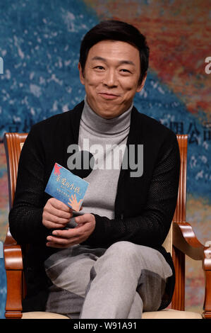 Chinesische Schauspieler Huang Bo lächelt während einer Pressekonferenz zu seinem neuen Film, Home, in Peking, China, 2. April 2014. Stockfoto