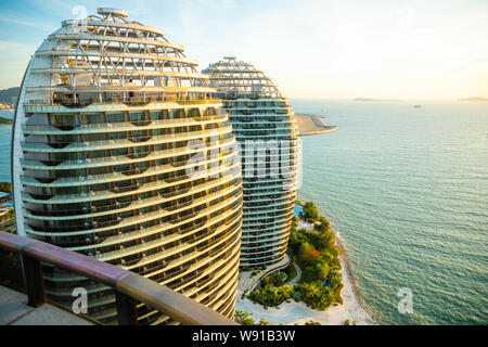 Sanya, Hainan Island, China - 22.06.2019: in der Nähe von künstlichen Phoenix Island mit seinen berühmten skyscrappers in Sanya, Hainan Island, China Stockfoto