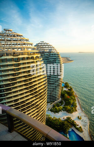 Sanya, Hainan Island, China - 22.06.2019: in der Nähe von künstlichen Phoenix Island mit seinen berühmten skyscrappers in Sanya, Hainan Island, China Stockfoto