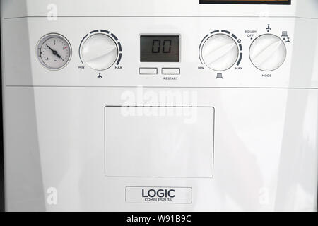 Küche Wand montiert ideal Logic Combi esp 1 35 Kessel Stockfoto