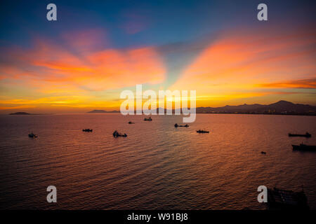 Fischerboote am Meer im Sonnenuntergang leuchten in Sanya, Hainan, China Stockfoto