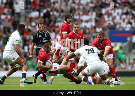 London, Großbritannien. 11 Aug, 2019. Ken Owens von Wales Credit: wird mitgeführt zu Boden. England v Wales, Quilter internationalen Rugby in Twickenham Stadium in London am Sonntag, den 11. August 2019. Bitte beachten Sie die Bilder sind nur für den redaktionellen Gebrauch bestimmt. pic von Andrew Obstgarten/Andrew Orchard sport Fotografie/Alamy leben Nachrichten Stockfoto