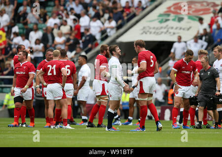 London, Großbritannien. 11 Aug, 2019. Elliot Daly von England Credit: Chats zu Alun Wyn Jones von Wales (5) nach dem Spiel. England v Wales, Quilter internationalen Rugby in Twickenham Stadium in London am Sonntag, den 11. August 2019. Bitte beachten Sie die Bilder sind nur für den redaktionellen Gebrauch bestimmt. pic von Andrew Obstgarten/Andrew Orchard sport Fotografie/Alamy leben Nachrichten Stockfoto