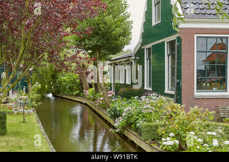 ZAANSE SCHANS, Niederlande - Juli 01, 2017: Traditionelle Gehäuse und Architektur an der "Zaanse Schans" in der Nähe von Amsterdam in den Niederlanden. Stockfoto