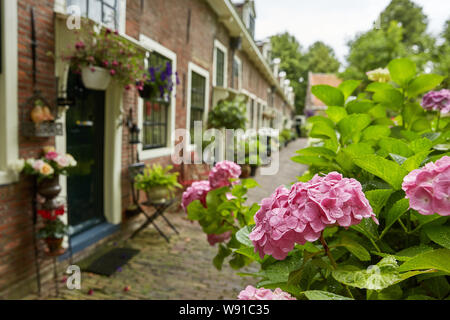 ZAANSE SCHANS, Niederlande - Juli 01, 2017: Traditionelle Gehäuse und Architektur an der "Zaanse Schans" in der Nähe von Amsterdam in den Niederlanden. Stockfoto